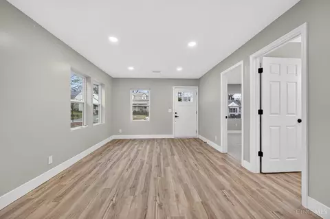 Living - 6781 Somerset Dr, Cincinnati, OH 45224 photo 5 of 6