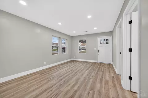 Living - 6781 Somerset Dr, Cincinnati, OH 45224 photo 4 of 6