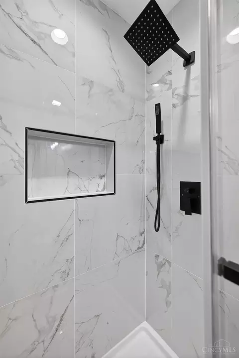 Bath - 6781 Somerset Dr, Cincinnati, OH 45224 photo 3 of 9