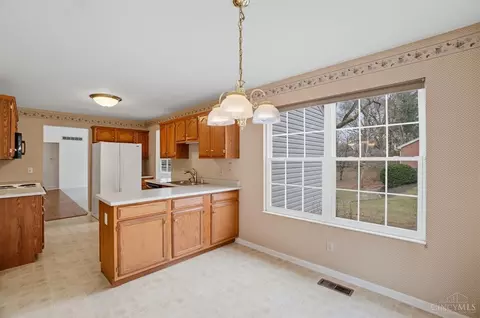 Kitchen - 1090 Galbraith Rd, Cincinnati, OH 45231 photo 3 of 3