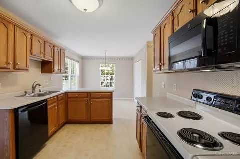 Kitchen - 1090 Galbraith Rd, Cincinnati, OH 45231 photo 2 of 3