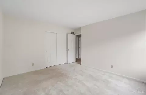 Bedroom - 1090 Galbraith Rd, Cincinnati, OH 45231 photo 4 of 5