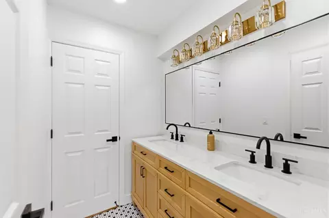 Bath - 9933 Hampstead Ct, West Chester, OH 45241 photo 4 of 7