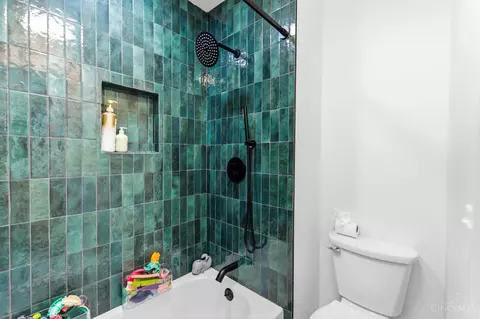 Bath - 9933 Hampstead Ct, West Chester, OH 45241 photo 5 of 7