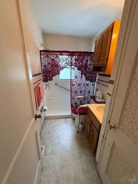 Bath - 207 Biddle Ave, Harrison, OH 45030 photo 1 of 1
