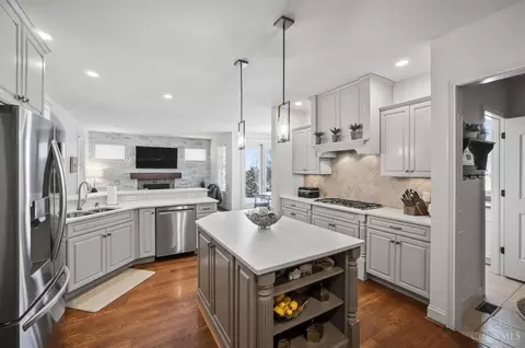 Kitchen - 961 River Forest Dr, Hamilton Township, OH 45039 photo 4 of 11