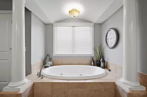 Bath - 961 River Forest Dr, Hamilton Township, OH 45039 photo 5 of 10
