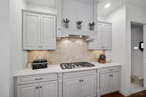 Kitchen - 961 River Forest Dr, Hamilton Township, OH 45039 photo 8 of 11