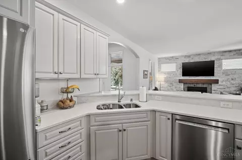 Kitchen - 961 River Forest Dr, Hamilton Township, OH 45039 photo 6 of 11