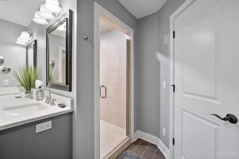 Bath - 961 River Forest Dr, Hamilton Township, OH 45039 photo 6 of 10