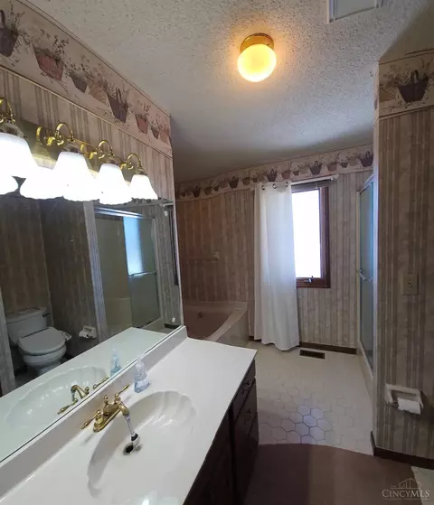Bath - 548 Shultz Dr, Hamilton, OH 45013 photo 2 of 5