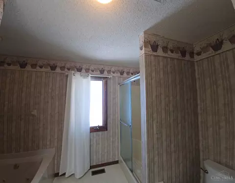 Bath - 548 Shultz Dr, Hamilton, OH 45013 photo 3 of 5