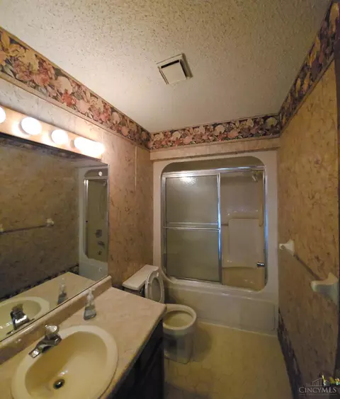 Bath - 548 Shultz Dr, Hamilton, OH 45013 photo 4 of 5