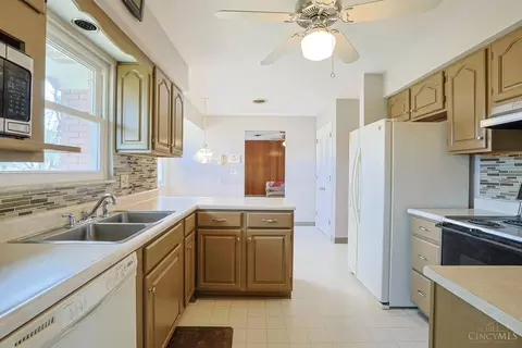 Kitchen - 8768 Cavalier Dr, Cincinnati, OH 45231 photo 2 of 6