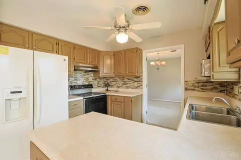 Kitchen - 8768 Cavalier Dr, Cincinnati, OH 45231 photo 4 of 6
