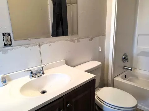 Bath - 1647 Dewey Ave, Cincinnati, OH 45205 photo 1 of 1