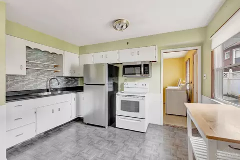 Kitchen - 1031 Schiff Ave, Cincinnati, OH 45205 photo 4 of 5