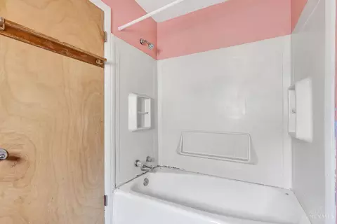 Bath - 1031 Schiff Ave, Cincinnati, OH 45205 photo 3 of 3