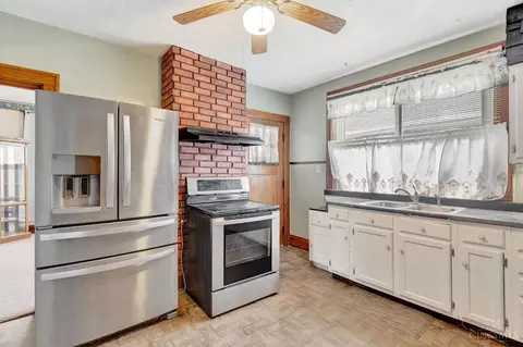 Kitchen - 1031 Schiff Ave, Cincinnati, OH 45205 photo 2 of 5