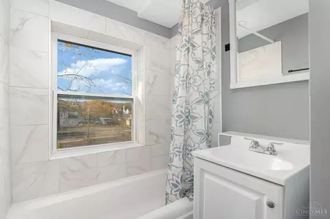 Bath - 412 Walnut St, Elmwood Place, OH 45216 photo 2 of 2