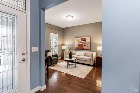 Entry Way - 682 Hyacinth Rd, Cincinnati, OH 45245 photo 3 of 7
