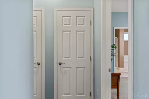 Entry Way - 682 Hyacinth Rd, Cincinnati, OH 45245 photo 6 of 7