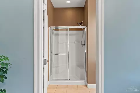 Bath - 682 Hyacinth Rd, Cincinnati, OH 45245 photo 3 of 7