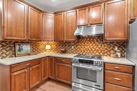 Kitchen - 682 Hyacinth Rd, Cincinnati, OH 45245 photo 5 of 6
