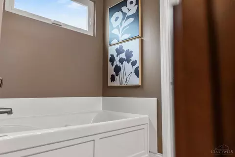 Bath - 682 Hyacinth Rd, Cincinnati, OH 45245 photo 6 of 7