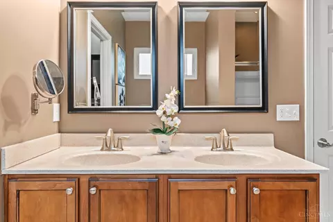 Bath - 682 Hyacinth Rd, Cincinnati, OH 45245 photo 7 of 7
