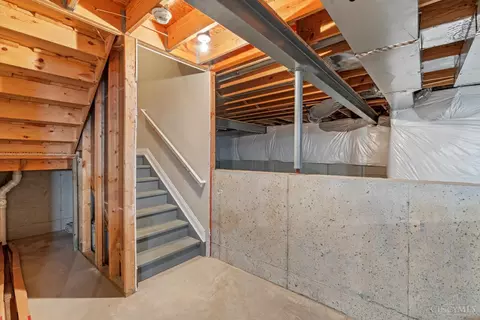 Entry Way - 682 Hyacinth Rd, Cincinnati, OH 45245 photo 7 of 7