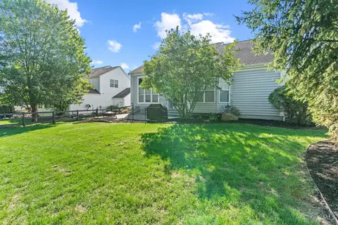 Exterior - 682 Hyacinth Rd, Cincinnati, OH 45245 photo 6 of 14