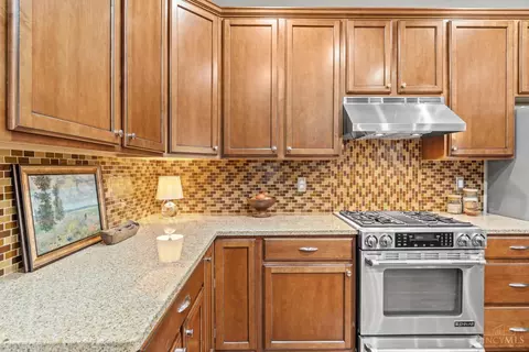 Kitchen - 682 Hyacinth Rd, Cincinnati, OH 45245 photo 4 of 6