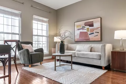 Living - 682 Hyacinth Rd, Cincinnati, OH 45245 photo 1 of 3
