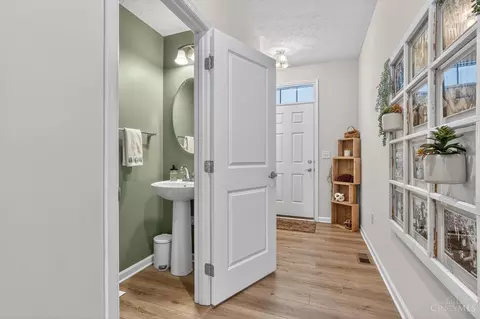 Entry Way - 2930 Cardiff Ct, Hamilton, OH 45011 photo 3 of 4