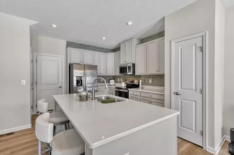 Kitchen - 2930 Cardiff Ct, Hamilton, OH 45011 photo 2 of 4
