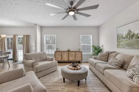Living - 2930 Cardiff Ct, Hamilton, OH 45011 photo 2 of 4