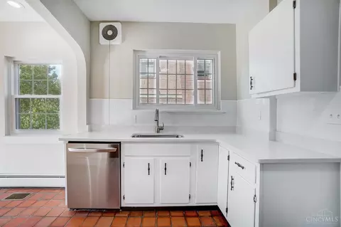 Kitchen - 1346 Herlin Pl, Cincinnati, OH 45208 photo 3 of 9