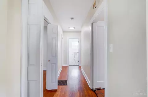 Entry Way - 1346 Herlin Pl, Cincinnati, OH 45208 photo 5 of 14