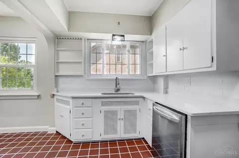 Kitchen - 1346 Herlin Pl, Cincinnati, OH 45208 photo 7 of 9