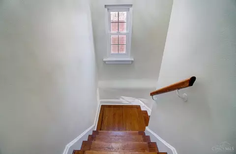 Entry Way - 1346 Herlin Pl, Cincinnati, OH 45208 photo 9 of 14