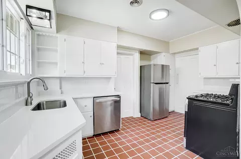 Kitchen - 1346 Herlin Pl, Cincinnati, OH 45208 photo 6 of 9