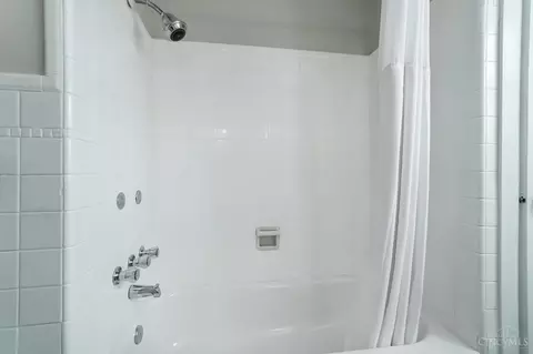 Bath - 1346 Herlin Pl, Cincinnati, OH 45208 photo 2 of 4