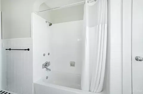 Bath - 1346 Herlin Pl, Cincinnati, OH 45208 photo 4 of 4