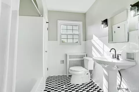 Bath - 1346 Herlin Pl, Cincinnati, OH 45208 photo 3 of 4