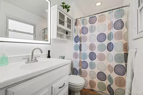 Bath - 2017 Broadhurst Ave, Cincinnati, OH 45240 photo 3 of 3