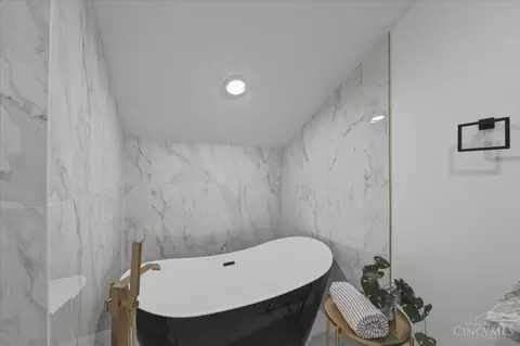 Bath - 11 Spring Hill Dr, Mariemont, OH 45227 photo 6 of 7