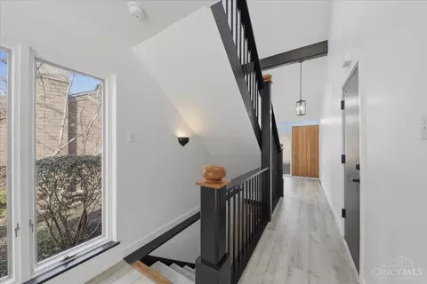 Entry Way - 11 Spring Hill Dr, Mariemont, OH 45227 photo 5 of 11