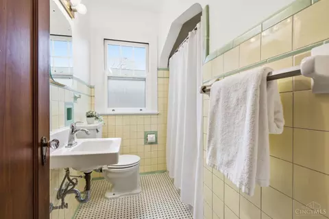 Bath - 3334 De Forest Dr, Cincinnati, OH 45209 photo 1 of 1