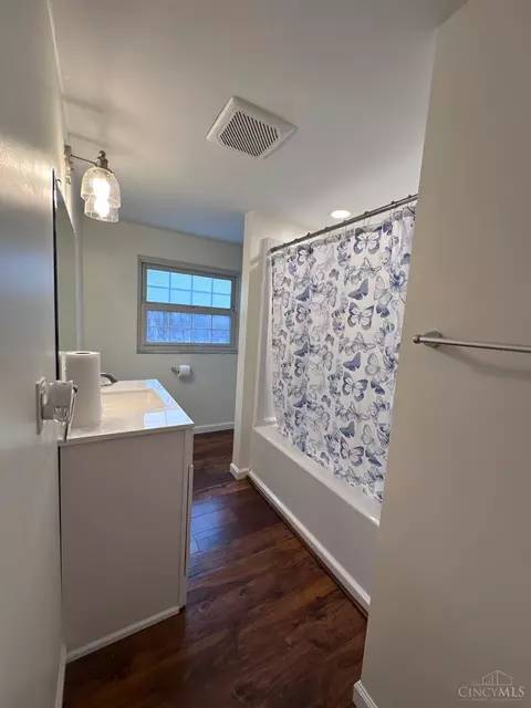 Bath - 8622 Plainfield Ln, Cincinnati, OH 45236 photo 2 of 3